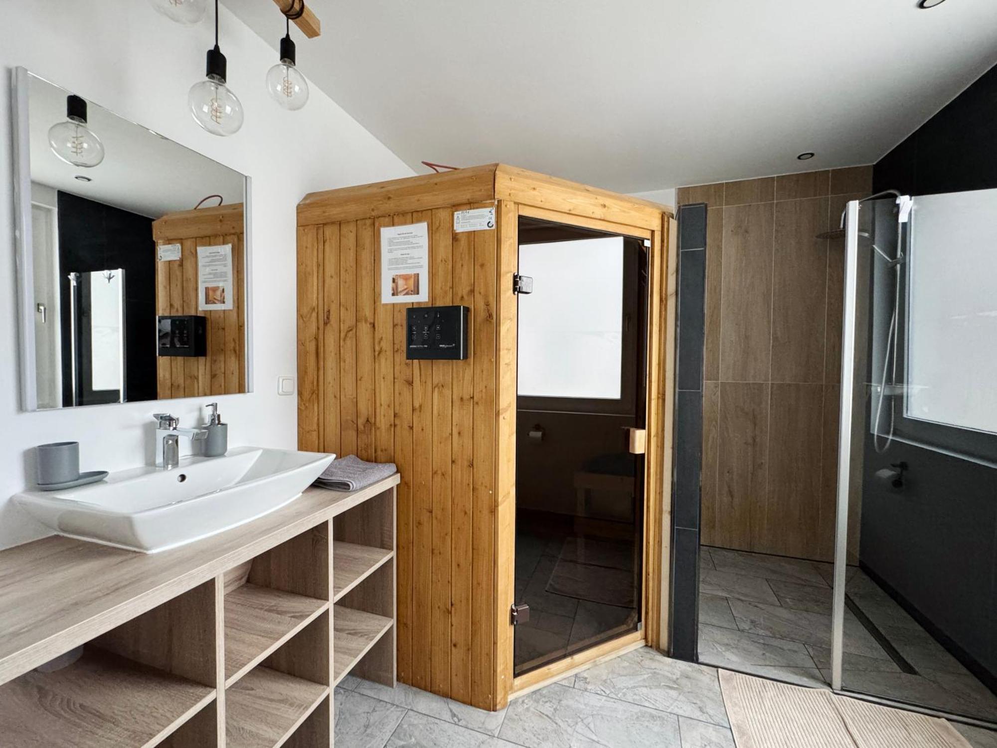 Huge Apartment With Sauna And Free Parking Duisburg Exterior photo